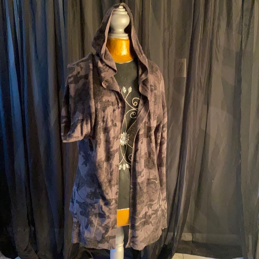 ADORBS! Light weight hooded camo sweater jacket Sz M, Maurice’s